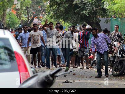 Menschen werfen Steine auf die Polizei während eines Protestes gegen das Jallikattu-Verbot in Chennai, der Hauptstadt des südöstlichen indischen Staates Tamil Nadu, 23. Januar 2017. Der südindische Bundesstaat Tamil Nadu hat am Montag ein neues Gesetz verabschiedet, um den umstrittenen Stierkampfsport wiederzubeleben - Jallikattu. Das Gesetz wurde einstimmig von den Gesetzgebern im staatlichen Gesetzgeber verabschiedet und ersetzte damit eine Verordnung, die letzte Woche erlassen wurde, um den Sport wieder aufzunehmen. )(gj) INDIA-CHENNAI-JALLIKATTU BAN-PROTEST Stringer PUBLICATIONxNOTxINxCHN Prominente werfen Steine AUF DIE Polizei während eines Protestes gegen Jallikattu Ban in Chennai Hauptstadt der Southeas Stockfoto