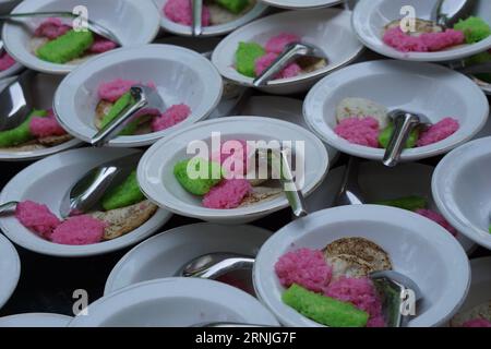 Dawet serabi für Käufer auf einem traditionellen Markt. Es ist traditionelles javanisches Essen aus Reismehlsträngen, die zu einem Ball zusammengerollt werden; gegessen mit Kokosmilch A Stockfoto