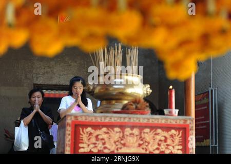 (170124) -- BANGKOK, 24. Januar 2017 -- zwei Anbeter beten im Wat Mangkon Kamalawat Tempel in der Chinatown von Bangkok, Thailand, 24. Januar 2017. Die Tempel in Thailands chinesischen Gemeinden sind heutzutage voller, da immer mehr Gläubige kommen, um um um das Mondneujahr für Glück zu beten. ) (hy) THAILAND-BANGKOK-CHINATOWN-LUNAR NEUJAHRSTEMPEL RachenxSageamsak PUBLICATIONxNOTxINxCHN Bangkok 24. Januar 2017 zwei Worshiper beten im Wat Mangkon Kamalawat Tempel in der chinesischen Stadt Bangkok Thai Land 24. Januar 2017 Tempel in Thai Land S Chinesische GEMEINSCHAFTEN sind geschäftigere Thesis Tage als mehr Worshiper C Stockfoto