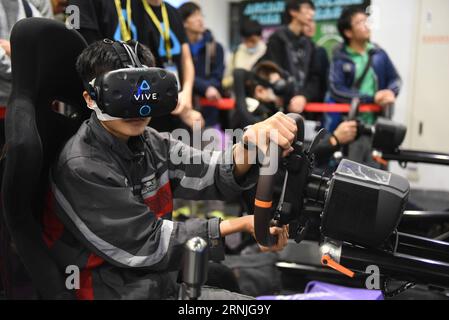 (170124) -- TAIPEI, 24. Januar 2017 -- Besucher erleben VR-Spiele während der Taipei Game Show 2017 in Taipei, Taiwan im Südosten Chinas, 24. Januar 2017. Taipei Game Show 2017 ist hier am Dienstag geschlossen. ) (LB) CHINA-TAIPEI-GAME SHOW (CN) OuxDongqu PUBLICATIONxNOTxINxCHN Taipei 24. Januar 2017 Besucher erleben VR-Spiele während der Taipei Game Show 2017 in Taipei Südost China S TAIWAN 24. Januar 2017 Taipei Game Show 2017 hier geschlossen AM Dienstag LB China Taipei Game Show CN OuxDongqu PUBLATIOxCHINxXTXTXN Stockfoto