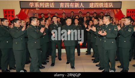 (170125) -- ZHANGJIAKOU, 25. Januar 2017 -- der chinesische Präsident Xi Jinping (C), ebenfalls Generalsekretär des Zentralkomitees der Kommunistischen Partei Chinas (CPC) und Vorsitzender der Zentralen Militärkommission, besucht Soldaten und Offiziere der 65. Armeegruppe in der Stadt Zhangjiakou, Provinz Hebei in Nordchina, am 23. Januar 2017. XI besuchte am Montag die 65. Armeegruppe, die in der nordchinesischen Provinz Hebei stationiert war. (Zyd) CHINA-HEBEI-XI JINPING-MILITARY-INSPECTION (CN) LixGang PUBLICATIONxNOTxINxCHN Zhangjiakou Jan 25 2017 der chinesische Präsident Xi Jinping C ist damit Generalsekretär der Kommunistischen Partei o Stockfoto