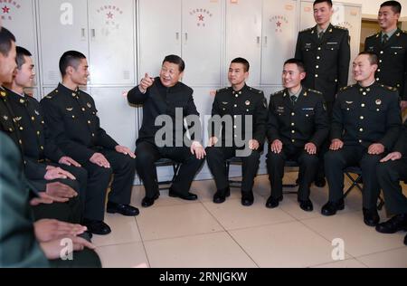 (170125) -- ZHANGJIAKOU, 25. Januar 2017 -- der chinesische Präsident Xi Jinping, ebenfalls Generalsekretär des Zentralkomitees der Kommunistischen Partei Chinas (KPCh) und Vorsitzender der Zentralen Militärkommission, spricht am 23. Januar 2017 mit Soldaten und Offizieren der 65. Armeegruppe in der Stadt Zhangjiakou in der nordchinesischen Provinz Hebei. XI besuchte am Montag die 65. Armeegruppe, die in der nordchinesischen Provinz Hebei stationiert war. (Zyd) CHINA-HEBEI-XI JINPING-MILITARY-INSPECTION (CN) LixGang PUBLICATIONxNOTxINxCHN Zhangjiakou Jan 25 2017 der chinesische Präsident Xi Jinping ist damit Generalsekretär der Kommunistischen Partei von Stockfoto