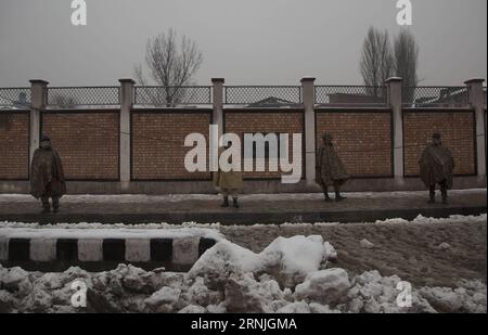 (170125) -- SRINAGAR, 25. Januar 2017 -- indische paramilitärische Truppen stehen vor der Feierlichkeit zum Tag der Republik in Srinagar, der Sommerhauptstadt des von Indien kontrollierten Kaschmirs, am 25. Januar 2017, wachsam. Am Mittwoch gab Indien eine Terrorwarnung aus, die vor möglichen Angriffen von Militanten während der Feierlichkeiten zum Tag der Republik am Donnerstag warnte. (zy) KASCHMIR-SRINAGAR-REPUBLIC DAY-SECURITY JavedxDar PUBLICATIONxNOTxINxCHN Srinagar Jan 25 2017 Indische paramilitärische Soldaten stehen vor Indiens Feierlichkeiten zum Tag der S Republic in Srinagar Sommerhauptstadt des von Indien kontrollierten Kaschmirs Jan 25 2017 Indien Mittwoch gab ein T aus Stockfoto