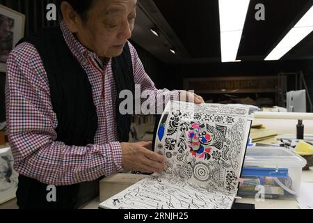 (170126) -- PEKING, 26. Januar 2017 -- der chinesische Künstler Han Meilin, 80, zeigt seine Skizzen am 24. Januar 2017 in seinem Atelier im östlichen Bezirk Tongzhou in Peking, der Hauptstadt Chinas. Han, Designer des Maskottchens Fuwa bei den Olympischen Spielen 2008 in Peking, hat gerade das Design der chinesischen Tierkreiszeichen für das kommende Jahr des Hahns fertiggestellt. Die Anfang des Monats ausgestellten chinesischen Lunar New Year Hahnmarken enthalten zwei Gegenstände, die einen Hahn zeigen, der stolz schreitet, und eine Henne, die sich um ihre beiden Küken kümmert. Han wandte satte Farben und Elemente der traditionellen chinesischen Malerei an, um eine glückliche Familie von Ro darzustellen Stockfoto