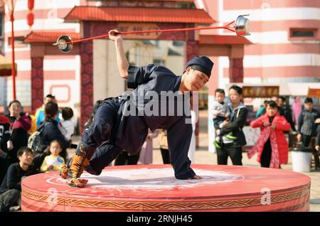 (170126) -- CHANGSHA, 26. Januar 2017 -- ein Schauspieler spielt Akrobatik auf einer Tempelmesse in der Stadt Changsha in der zentralchinesischen Provinz Hunan, 26. Januar 2017. Der Festtempelmarkt begann am Donnerstag hier und wird bis zum 11. Februar dauern. ) (Lb) CHINA-HUNAN-CHANGSHA-FESTIVAL TEMPLE FAIR (CN) LixGa PUBLICATIONxNOTxINxCHN Changsha Jan 26 2017 für Schauspieler spielt Akrobatik AUF einer Tempelmesse in Changsha City in Zentralchina S Hunan Province Jan 26 2017 die Festival Temple Fair begann Donnerstag hier und wird bis 11. Februar geladen LB China Hunan Changsha Festival Temple fair CN LixGa PUBLICATIONxNOTxINxCHN Stockfoto