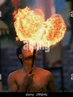 (170126) -- CHANGSHA, 26. Januar 2017 -- ein Schauspieler spielt Feuerspucken auf einer Tempelmesse in der Stadt Changsha in der zentralchinesischen Provinz Hunan, 26. Januar 2017. Der Festtempelmarkt begann am Donnerstag hier und wird bis zum 11. Februar dauern. ) (Lb) CHINA-HUNAN-CHANGSHA-FESTIVAL TEMPLE FAIR (CN) LixGa PUBLICATIONxNOTxINxCHN Changsha Jan 26 2017 zum Schauspieler führt Feuerspucken AUF einer Tempelmesse in Changsha Stadt in Zentralchina S Hunan Provinz Jan 26 2017 AUF der Festival Temple Fair wurde Donnerstag hier begonnen und wird bis 11. Februar geladen LB China Hunan Changsha Festival Temple Fair CN LixGa PUBLICATIONxNOTxINxCHN Stockfoto