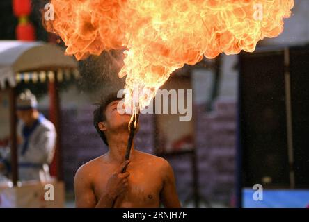 (170126) -- CHANGSHA, 26. Januar 2017 -- ein Schauspieler spielt Spuckfeuer auf einer Tempelmesse in der Stadt Changsha in der zentralchinesischen Provinz Hunan, 26. Januar 2017. Der Festtempelmarkt begann am Donnerstag hier und wird bis zum 11. Februar dauern. ) (Lb) CHINA-HUNAN-CHANGSHA-FESTIVAL TEMPLE FAIR (CN) LixGa PUBLICATIONxNOTxINxCHN Changsha Jan 26 2017 zum Schauspieler führt Spitfire AUF einer Tempelmesse in Changsha City von Zentralchina S Hunan Provinz Januar 26 2017 AUF die Festival Temple Fair wurde Donnerstag hier begonnen und wird bis 11. Februar geladen LB China Hunan Changsha Festival Temple fair CN LixGa PUBLICATIONxNOTxINxCHN Stockfoto
