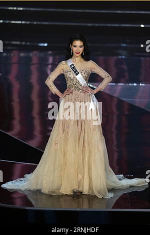 PASAY CITY, 26. Januar 2017 – Miss China Li Zhenying posiert in ihrem Abendkleid auf der Bühne während der 65. Miss Universe Nationalkostümshow in Pasay City, Philippinen, 26. Januar 2017. Teilnehmer aus verschiedenen Ländern und Regionen sind auf den Philippinen für den 65. Miss Universe-Wettbewerb. (zy) PHILIPPINEN-MANILA-MISS UNIVERSUM-VORLÄUFIGE SHOW RouellexUmali PUBLICATIONxNOTxINxCHN Pasay City Jan 26 2017 Miss China verließ in ihrem Abendkleid Posen auf der Bühne während der 65. Miss Universe National Kostümshow in Pasay City die Philippinen Jan 26 2017 Teilnehmer aus verschiedenen Ländern und Regionen Stockfoto