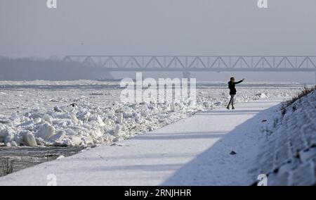 (170127) -- BELGRAD, 27. Januar 2017 -- Ein Mädchen nimmt am 27. Januar 2017 an einem kalten Wintertag in Belgrad, Serbien, ein Selfie an der eisbedeckten Donau. Eine weitere Woche mit niedrigen Temperaturen wird in Serbien mit einer gelben Nebelwarnung erwartet. ) (zy) SERBIEN-BELGRAD-WETTER-DONAU-EIS PredragxMilosavljevic PUBLICATIONxNOTxINxCHN Belgrad Jan 27 2017 ein Mädchen nimmt ein Selfie an der EISBEDECKTEN Donau an einem kalten Wintertag in Belgrad Serbien AM 27 2017. Januar eine weitere Woche niedriger Temperaturen WIRD in Serbien erwartet mit gelber Warnung vor Nebel ZY Serbien Belgrad Wetter Donau ICE PredragxMilosavljevic P Stockfoto