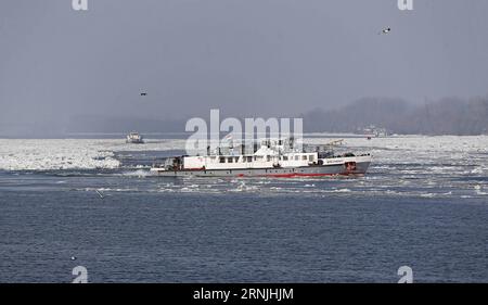 Bilder des Tages (170127) -- BELGRAD, 27. Januar 2017 -- zwei ungarische eisbrechende Schiffe sollen der serbischen Flotte helfen, am 27. Januar 2017 auf einer eisbedeckten Donau in Belgrad, Serbien, sichere Wasserstraßen für Versorgungsboote bereitzustellen. Eine weitere Woche mit niedrigen Temperaturen wird in Serbien mit einer gelben Nebelwarnung erwartet. ) (zy) SERBIEN-BELGRAD-WETTER-DONAU-EIS PredragxMilosavljevic PUBLICATIONxNOTxINxCHN Bilder der Tag Belgrad Jan 27 2017 zwei ungarische EISBRECHER-Schiffe werden eingesetzt, um der serbischen Flotte zu helfen, sichere Wasserstraßen für Versorgungsboote AUF einer EISBEDECKTEN Donau in Belgrad Ser bereitzustellen Stockfoto