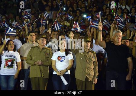 (170128) -- HAVANNA, 28. Januar 2017 -- Foto aufgenommen am 27. Januar 2017 zeigt den kubanischen Präsidenten Raul Castro (2. L, Front), der am Fackelmarsch in Havanna, Kuba, teilnimmt. Der kubanische Präsident Raul Castro führte am Freitagabend den traditionellen Fackelmarsch an, um den 164. Geburtstag des Nationalhelden der Karibikinsel Jose Marti zu feiern und gleichzeitig dem verstorbenen revolutionären Führer Fidel Castro Tribut zu zollen. KUBA-HAVANNA- FACKELMARSCH -GEDENKEN JoaquinxHernandez PUBLICATIONxNOTxINxCHN Havanna Jan 28 2017 Foto aufgenommen AM Januar 27 2017 zeigt den kubanischen Präsidenten Raul Castro 2nd l Front Ta Stockfoto