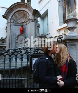 Ein Paar küsst sich vor der Wahrzeichen-Skulptur Manneken Pis in traditionellem chinesischen Anzug, um am 28. Januar 2017 in Brüssel, der Hauptstadt Belgiens, das chinesische Neujahrsfest zu feiern. )(jmmn) BELGIEN-BRÜSSEL-CHINESISCHE NEUE YRAR-FEIERN GongxBing PUBLICATIONxNOTxINxCHN ein PAAR küsst sich vor der Wahrzeichen Skulptur Manneken Pis in traditionellem chinesischen Anzug, um das chinesische Neujahrsfest in Brüssel Hauptstadt von Belgien AM 28 2017 Jmmn Belgien China New YRAR Feiern GongxBing PICxBLNN Stockfoto