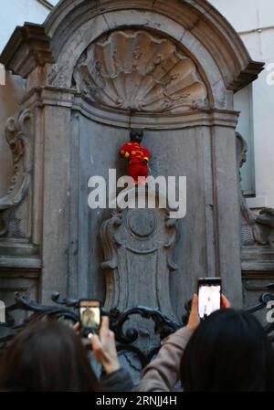 Das Chinesische Neujahrsfest fotografiert die Skulptur Manneken Pis in traditionellem chinesischen Anzug, um das chinesische Neujahrsfest am 28. Januar 2017 in Brüssel, der belgischen Hauptstadt, zu feiern. )(jmmn) BELGIEN-BRÜSSEL-CHINESE NEW YRAR-CELEBRATIONS GongxBing PUBLICATIONxNOTxINxCHN Chinese New Yearu0026#39;s Celebrities Fotografieren Sie die Wahrzeichen Skulptur Manneken Pis in traditionellem chinesischen Anzug, um das chinesische Neujahrsfest in Brüssel, der Hauptstadt von Belgien AM 28 2017 Jmmn zu feiern Stockfoto