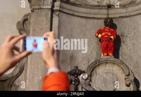 Das Chinesische Neujahrsfest fotografiert die Skulptur Manneken Pis in traditionellem chinesischen Anzug, um das chinesische Neujahrsfest am 28. Januar 2017 in Brüssel, der belgischen Hauptstadt, zu feiern. )(jmmn) BELGIEN-BRÜSSEL-CHINESE NEW YRAR-CELEBRATIONS GongxBing PUBLICATIONxNOTxINxCHN Chinese New Yearu0026#39;s Celebrities Fotografieren Sie die Wahrzeichen Skulptur Manneken Pis in traditionellem chinesischen Anzug, um das chinesische Neujahrsfest in Brüssel, der Hauptstadt von Belgien AM 28 2017 Jmmn zu feiern Stockfoto