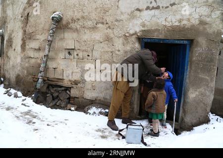 (170130) -- GHAZNI, 30. Januar 2017 -- ein afghanisches Kind erhält einen Polio-Impfstoff während einer Anti-Polio-Kampagne in der Provinz Ghazni, Afghanistan, 30. Januar 2017. Afghanistan startete eine Impfkampagne gegen Polio-Virus, als das Land kämpfte, um die Infektionskrankheit auszurotten, sagte das Gesundheitsministerium am Montag. )(dtf) AFGHANISTAN-GHAZNI-ANTI-POLIO-KAMPAGNE SayedxMominzadah PUBLICATIONxNOTxINxCHN Ghazni Januar 30 2017 für afghanisches Kind erhält Polio-Impfstoff während der Anti-Polio-Kampagne in der Provinz Ghazni Afghanistan Januar 30 2017 Afghanistan startete eine Impfkampagne gegen Stockfoto