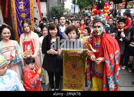 (170201) -- FUZHOU, 1. Februar 2017 -- einige Ladenbesitzer erhalten Geschenke von einem Darsteller in caishen, oder dem Gott des Reichtums Kostüm, in den drei Wegen und sieben Gassen, einem gut erhaltenen historischen architektonischen Komplex namens Sanfang Qixiang auf Chinesisch, in Fuzhou, der Hauptstadt der südöstlichen chinesischen Provinz Fujian, 1. Februar 2017, der fünfte Tag im neuen Jahr, der vermutlich der Geburtstag des Gottes des Reichtums ist. Der Gott des Reichtums soll den Menschen Glück bringen. (Zyd) CHINA-FUJIAN-LUNAR NEW YEAR-WEALTH (CN) LinxShanchuan PUBLICATIONxNOTxINxCHN Fuzhou Feb 1 2017 einige Ladenbesitzer Receiv Stockfoto