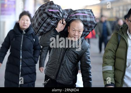 (170202) -- HARBIN, 2. Februar 2017 -- Passagiere bereiten sich darauf vor, am Bahnhof Harbin in Harbin, der Hauptstadt der nordöstlichen Provinz Heilongjiang, am 2. Februar 2017 einen Zug zu nehmen. Die Reisespitze tauchte wieder auf, als die Leute am letzten Tag des einwöchigen Lunar New Year Holiday zur Arbeit zurückkehren.) (Zwx) CHINA-HARBIN-SPRING FESTIVAL-TRAVEL RUSH (CN) WangxKai PUBLICATIONxNOTxINxCHN Harbin 2. Februar 2017 Passagiere bereiten sich auf einen Zug AM Bahnhof Harbin in Harbin Hauptstadt von Nordostchina S Heilongjiang 2. Februar 2017 Travel Peak erschien wieder, als Prominente AM Load Day o zur Arbeit zurückkehren Stockfoto