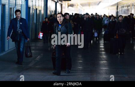 (170202) -- HARBIN, 2. Februar 2017 -- Passagiere bereiten sich darauf vor, am Bahnhof Harbin in Harbin, der Hauptstadt der nordöstlichen Provinz Heilongjiang, am 2. Februar 2017 einen Zug zu nehmen. Die Reisespitze tauchte wieder auf, als die Leute am letzten Tag des einwöchigen Lunar New Year Holiday zur Arbeit zurückkehren.) (Zwx) CHINA-HARBIN-SPRING FESTIVAL-TRAVEL RUSH (CN) WangxKai PUBLICATIONxNOTxINxCHN Harbin 2. Februar 2017 Passagiere bereiten sich auf einen Zug AM Bahnhof Harbin in Harbin Hauptstadt von Nordostchina S Heilongjiang 2. Februar 2017 Travel Peak erschien wieder, als Prominente AM Load Day o zur Arbeit zurückkehren Stockfoto