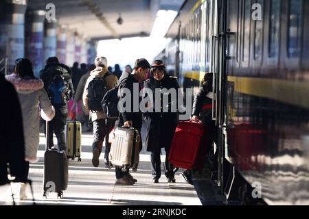 (170202) -- HARBIN, 2. Februar 2017 -- Passagiere steigen am Bahnhof Harbin in Harbin, der Hauptstadt der nordöstlichen Provinz Heilongjiang, am 2. Februar 2017 in einen Zug ein. Die Reisespitze tauchte wieder auf, als die Leute am letzten Tag des einwöchigen Lunar New Year Holiday zur Arbeit zurückkehren.) (Zwx) CHINA-HARBIN-SPRING FESTIVAL-TRAVEL RUSH (CN) WangxKai PUBLICATIONxNOTxINxCHN Harbin 2. Februar 2017 Passagiere steigen AM Bahnhof Harbin in Harbin Hauptstadt von Nordostchina S Heilongjiang 2. Februar 2017 Travel Peak erschien wieder, als Prominente AM Load Day of Week Long Lunar zur Arbeit zurückkehren Stockfoto