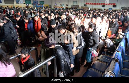 (170202) -- HARBIN, 2. Februar 2017 -- Passagiere lassen ihre Tickets am Bahnhof Harbin in Harbin, der Hauptstadt der nordöstlichen Provinz Heilongjiang, am 2. Februar 2017 einchecken. Die Reisespitze tauchte wieder auf, als die Leute am letzten Tag des einwöchigen Lunar New Year Holiday zur Arbeit zurückkehren.) (Zwx) CHINA-HARBIN-SPRING FESTIVAL-TRAVEL RUSH (CN) WangxKai PUBLICATIONxNOTxINxCHN Harbin Februar 2 2017 Passagiere lassen ihre Tickets AM Harbin Bahnhof in Harbin Hauptstadt von Nordostchina S Heilongjiang Februar 2 2017 Travel Peak erschien wieder, als Prominente zur Arbeit AN der Last zurückkehren Stockfoto