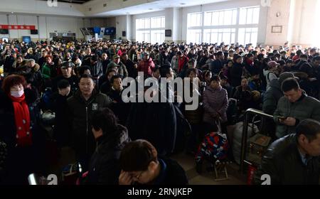 (170202) -- HARBIN, 2. Februar 2017 -- Passagiere warten auf Züge am Bahnhof Harbin in Harbin, Hauptstadt der nordöstlichen Provinz Heilongjiang, 2. Februar 2017. Die Reisespitze tauchte wieder auf, als die Leute am letzten Tag des einwöchigen Lunar New Year Holiday zur Arbeit zurückkehren.) (Zwx) CHINA-HARBIN-SPRING FESTIVAL-TRAVEL RUSH (CN) WangxKai PUBLICATIONxNOTxINxCHN Harbin 2. Februar 2017 Passagiere Warten auf Züge AM Harbin Bahnhof in Harbin Hauptstadt von Nordostchina S Heilongjiang 2. Februar 2017 Travel Peak erschien wieder, als Prominente AM Load Day of Week Long Luna zur Arbeit zurückkehren Stockfoto