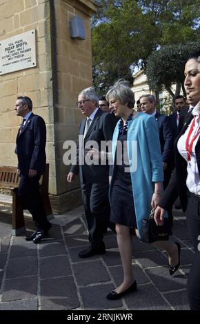 EU-Gipfel in Malta (170203) -- VALLETTA, 3. Februar 2017 -- der Präsident der Europäischen Kommission Jean-Claude Juncker (2. L) spricht mit der britischen Premierministerin Theresa May (3. L), als sie die Barrakka-Gärten während des informellen EU-Gipfels in Valletta, Malta, am 3. Februar 2017 besuchen. ) MALTA-VALLETTA-EU-GIPFEL JinxYu PUBLICATIONxNOTxINxCHN EU-Gipfel in Malta Valletta 3. Februar 2017 EU-Kommissionspräsident Jean Claude Juncker 2. L Gespräche mit britischen Premierministern Theresa 3. Mai l anlässlich ihres Besuchs in den Barrakka-Gärten während des informellen Gipfeltreffens der Europäischen Union in Valletta Malta 3. Februar 2017 Ma Stockfoto