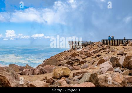 Pikes Peak Colorado Springs – Touristen auf dem Gipfel bewundern im Sommer die Wolken, Felsen und die Landschaft des Pike's Peak State Park Rocky Mountains USA Stockfoto