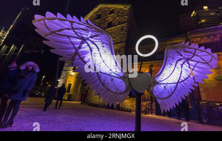(170205) -- TORONTO, 4. Februar 2017 -- Menschen besuchen die Lichtkunstinstallation Angels of Freedom während des Toronto Light Festivals 2017 in Toronto, Kanada, 4. Februar 2017. ) (Sxk) CANADA-TORONTO-LIGHT FESTIVAL ZouxZheng PUBLICATIONxNOTxINxCHN Toronto 4. Februar 2017 Prominente besuchen die Light Art Installation Angels of Freedom während des Toronto Light Festivals 2017 in Toronto Kanada 4. Februar 2017 sxk Canada Toronto Light Festival ZouxZheng PUBLICATIONxNOTxINxCHN Stockfoto