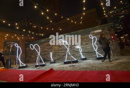 (170205) -- TORONTO, 4. Februar 2017 -- Leute besuchen die Lichtkunstinstallation My Light is Your Light... Während des Toronto Light Festivals 2017 in Toronto, Kanada, 4. Februar 2017. ) (Sxk) CANADA-TORONTO-LIGHT FESTIVAL ZouxZheng PUBLICATIONxNOTxINxCHN Toronto 4. Februar 2017 Prominente besuchen die Light Art Installation My Light IS Your Light während des Toronto Light Festivals 2017 in Toronto Kanada 4. Februar 2017 sxk Canada Toronto Light Festival ZouxZheng PUBLICATIONxNOTxINxCHN Stockfoto
