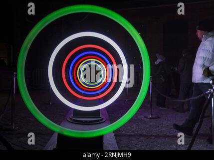 (170205) -- TORONTO, 4. Februar 2017 -- Leute besuchen die Lichtkunst-Installation Bands of Friendship während des Toronto Light Festivals 2017 in Toronto, Kanada, 4. Februar 2017. ) (Sxk) CANADA-TORONTO-LIGHT FESTIVAL ZouxZheng PUBLICATIONxNOTxINxCHN Toronto 4. Februar 2017 Prominente besuchen die Light Art Installation Bands of Friendship während des Toronto Light Festivals 2017 in Toronto Kanada 4. Februar 2017 sxk Canada Toronto Light Festival ZouxZheng PUBLICATIONxNOTxINxCHN Stockfoto