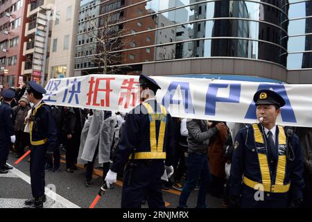(170205) -- TOKIO, 5. Februar 2017 -- Demonstranten, die ein Banner halten, gehen an einem APA-Hotel in Tokio, Japan, 5. Februar 2017 vorbei. Dutzende rechtsradikale Aktivisten belagerten und griffen eine friedliche Parade an, die hier am Sonntag von einigen Chinesen aus Übersee aus Protest gegen eine große japanische Hotelkette abgehalten wurde, die kürzlich Wut über die in ihren Gästezimmern platzierten Geschichtsbücher auslöste. ) (hy) JAPAN-TOKIO-CHINA-APA-HOTEL-PROTEST MaxPing PUBLICATIONxNOTxINxCHN Tokio 5. Februar 2017 Demonstranten, die einen Bannerspaziergang zum APA Hotel in Tokio halten Japan 5. Februar 2017 Dutzende von Ultra-Rechts-Aktivisten belagert und angegriffen Stockfoto