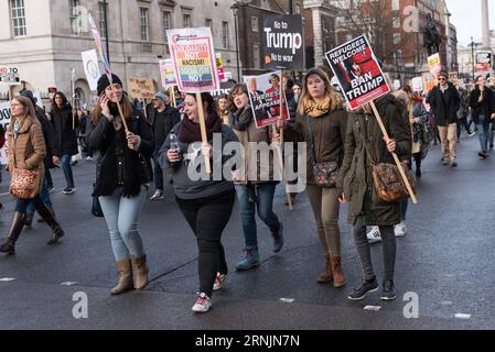 (170206) -- LONDON, 6. Februar 2017 -- Tausende Demonstranten protestieren am 4. Februar 2017 gegen das Einreiseverbot von Donald Trump für muslimische Reisende in die Vereinigten Staaten im Zentrum Londons. )(gl) GROSSBRITANNIEN-LONDON-ANTI-DONALD TRUMP-PROTEST RayxTang PUBLICATIONxNOTxINxCHN London 6. Februar 2017 Tausende von Demonstranten protestieren gegen Donald Trump Travel Ban ON Muslim S Reisen in die Vereinigten Staaten in Central London AM 4. Februar 2017 GL Großbritannien London Anti Donald Trump Protest RayxTang PUBLICATIONxNOTxINxCHN Stockfoto