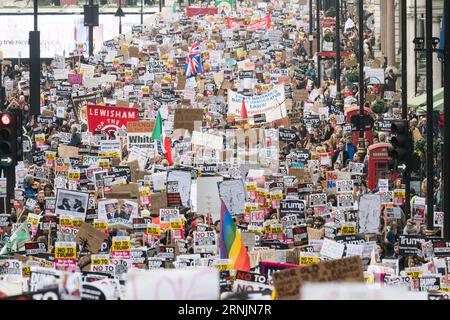 (170206) -- LONDON, 6. Februar 2017 -- Tausende Demonstranten protestieren am 4. Februar 2017 gegen das Einreiseverbot von Donald Trump für muslimische Reisende in die Vereinigten Staaten im Zentrum Londons. )(gl) GROSSBRITANNIEN-LONDON-ANTI-DONALD TRUMP-PROTEST RayxTang PUBLICATIONxNOTxINxCHN London 6. Februar 2017 Tausende von Demonstranten protestieren gegen Donald Trump Travel Ban ON Muslim S Reisen in die Vereinigten Staaten in Central London AM 4. Februar 2017 GL Großbritannien London Anti Donald Trump Protest RayxTang PUBLICATIONxNOTxINxCHN Stockfoto