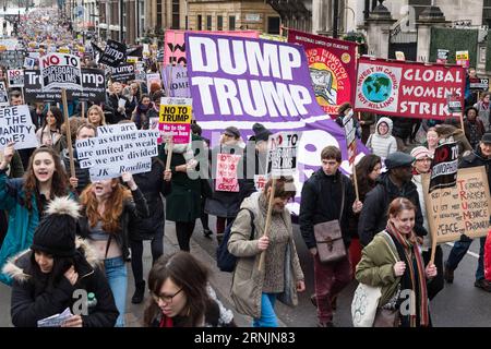 (170206) -- LONDON, 6. Februar 2017 -- Tausende Demonstranten protestieren am 4. Februar 2017 gegen das Einreiseverbot von Donald Trump für muslimische Reisende in die Vereinigten Staaten im Zentrum Londons. )(gl) GROSSBRITANNIEN-LONDON-ANTI-DONALD TRUMP-PROTEST RayxTang PUBLICATIONxNOTxINxCHN London 6. Februar 2017 Tausende von Demonstranten protestieren gegen Donald Trump Travel Ban ON Muslim S Reisen in die Vereinigten Staaten in Central London AM 4. Februar 2017 GL Großbritannien London Anti Donald Trump Protest RayxTang PUBLICATIONxNOTxINxCHN Stockfoto