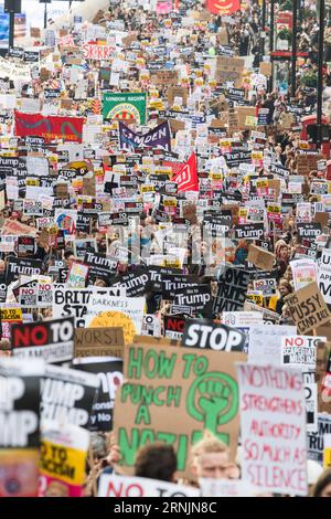 (170206) -- LONDON, 6. Februar 2017 -- Tausende Demonstranten protestieren am 4. Februar 2017 gegen das Einreiseverbot von Donald Trump für muslimische Reisende in die Vereinigten Staaten im Zentrum Londons. )(gl) GROSSBRITANNIEN-LONDON-ANTI-DONALD TRUMP-PROTEST RayxTang PUBLICATIONxNOTxINxCHN London 6. Februar 2017 Tausende von Demonstranten protestieren gegen Donald Trump Travel Ban ON Muslim S Reisen in die Vereinigten Staaten in Central London AM 4. Februar 2017 GL Großbritannien London Anti Donald Trump Protest RayxTang PUBLICATIONxNOTxINxCHN Stockfoto