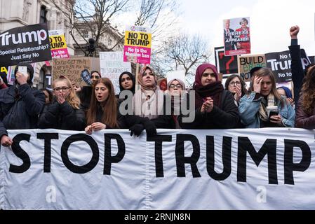 (170206) -- LONDON, 6. Februar 2017 -- Tausende Demonstranten protestieren am 4. Februar 2017 gegen das Einreiseverbot von Donald Trump für muslimische Reisende in die Vereinigten Staaten im Zentrum Londons. )(gl) GROSSBRITANNIEN-LONDON-ANTI-DONALD TRUMP-PROTEST RayxTang PUBLICATIONxNOTxINxCHN London 6. Februar 2017 Tausende von Demonstranten protestieren gegen Donald Trump Travel Ban ON Muslim S Reisen in die Vereinigten Staaten in Central London AM 4. Februar 2017 GL Großbritannien London Anti Donald Trump Protest RayxTang PUBLICATIONxNOTxINxCHN Stockfoto