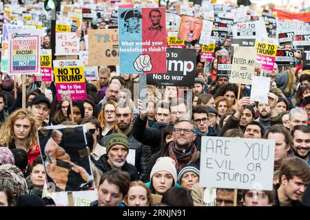 (170206) -- LONDON, 6. Februar 2017 -- Tausende Demonstranten protestieren am 4. Februar 2017 gegen das Einreiseverbot von Donald Trump für muslimische Reisende in die Vereinigten Staaten im Zentrum Londons. )(gl) GROSSBRITANNIEN-LONDON-ANTI-DONALD TRUMP-PROTEST RayxTang PUBLICATIONxNOTxINxCHN London 6. Februar 2017 Tausende von Demonstranten protestieren gegen Donald Trump Travel Ban ON Muslim S Reisen in die Vereinigten Staaten in Central London AM 4. Februar 2017 GL Großbritannien London Anti Donald Trump Protest RayxTang PUBLICATIONxNOTxINxCHN Stockfoto