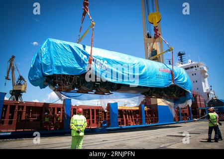 (170209) -- BUENOS AIRES, 8. Februar 2017 -- Foto von zeigt Arbeiter, die am 8. Februar 2017 eine der beiden neuen chinesischen Lokomotiven für die Belgrano-Linie in Buenos Aires, Argentinien, entladen. Zwei in China gebaute Lokomotiven kamen am Mittwoch in Argentinien an, als Teil eines ehrgeizigen Plans zur Wiederbelebung des alternden Güterbahnnetzes des südamerikanischen Landes und zur Ankurbelung der wirtschaftlichen Entwicklung des Landes. ) (Zxj) ARGENTINA-BUENOS AIRES-CHINA-INDUSTRY-TRAINS Argentina sxTransportxMinistry PUBLICATIONxNOTxINxCHN Buenos Aires Feb 8 2017 Foto von zeigt Arbeiter, die einen der beiden New Chines entladen Stockfoto