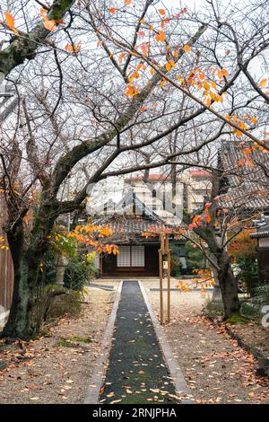 Die traditionelle japanische Stadt Imaicho ist ein alter Tempel im Herbst in Nara, Japan Stockfoto