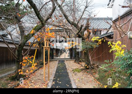 Die traditionelle japanische Stadt Imaicho ist ein alter Tempel im Herbst in Nara, Japan Stockfoto