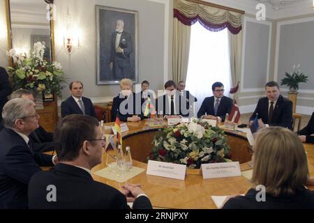 Bilder des Tages (170210) -- RIGA, 10. Februar 2017 -- der deutsche Präsident Joachim Gauck nimmt am 9. Februar 2017 in Riga, Lettland, an einem Treffen mit dem lettischen Präsidenten Raimonds Vejonis, der litauischen Präsidentin Dalia Grybauskaite und der estnischen Präsidentin Kersti Kaljulaid Teil. Bundespräsident Joachim Gauck gab am Donnerstag zu, dass die Europäische Union (EU) Probleme mit der Einheit hat und forderte eine starke und geeinte EU. ) (wtc) LETTLAND-RIGA-DEUTSCHLAND-LITAUEN-ESTLAND-TREFFEN Janis PUBLICATIONxNOTxINxCHN Bilder Tag 170210 Riga 10. Februar 2017 der deutsche Präsident Joachim Gauck nimmt an einem Treffen mit dem lettischen Präsidenten Raimon Teil Stockfoto