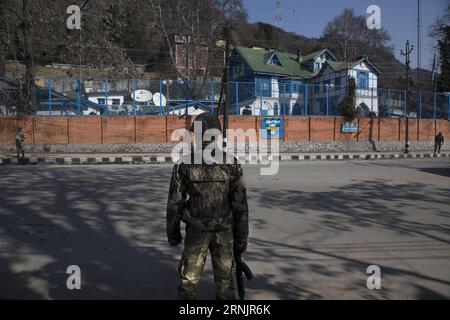 (170210) -- SRINAGAR, 10. Februar 2017 -- indische paramilitärische Truppen stehen vor dem Büro der Militärbeobachtergruppe der Vereinten Nationen in Indien und Pakistan (UNMOGIP), in Srinagar, der Sommerhauptstadt des von Indien kontrollierten Kaschmirs, am 10. Februar 2017, wachsam. In Srinagar wurden Beschränkungen der Ausgangssperre auferlegt, um einen protestmarsch zur UNMOGIP zu verhindern, um auf die Rückkehr der sterblichen Überreste von Jammu und dem Gründer der Kashmir-Befreiungsfront, Muhammad Maqbool Bhat, zu drängen. )(yk) KASHMIR-SRINAGAR-RESTRIKTIONEN JavedxDar PUBLICATIONxNOTxINxCHN 170210 Srinagar Feb 10 Stockfoto