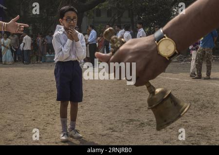 (170210) -- KOLKATA, 10. Februar 2017 -- ein indischer Blindenschüler nimmt an einer jährlichen Sportveranstaltung Teil, die von der Lighthouse School in Kolkata, der Hauptstadt des ostindischen Bundesstaates Westbengalen, am 10. Februar 2017 organisiert wird. ) (lrz) INDIA-KOLKATA-BLINDS SPORTS TumpaxMondal PUBLICATIONxNOTxINxCHN 170210 Kolkata Feb 10 2017 to Indian Blind Student nimmt an der jährlichen Sportveranstaltung Teil, die von der Lighthouse School in Kolkata, Hauptstadt des östlichen indischen Bundesstaates WESTBENGALEN, organisiert wird Feb 10 2017 lrz India Kolkata blinds Sports TumpaxMondal PUICATIONxCHINxN Stockfoto