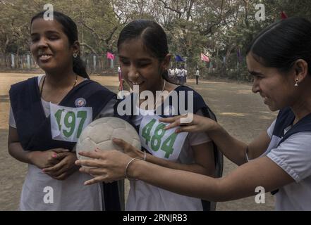 (170210) -- KOLKATA, 10. Februar 2017 -- indische blinde Schüler nehmen an einer jährlichen Sportveranstaltung Teil, die von der Lighthouse School in Kolkata, der Hauptstadt des ostindischen Bundesstaates West Bengal, am 10. Februar 2017 organisiert wird. ) (lrz) INDIA-KOLKATA-BLINDS SPORTS TumpaxMondal PUBLICATIONxNOTxINxCHN 170210 KOLKATA Feb 10 2017 Indische Blindenschüler nehmen an der jährlichen Sportveranstaltung Teil, die von der Lighthouse School in Kolkata, Hauptstadt des östlichen indischen Bundesstaates WESTBENGALEN, organisiert wird Feb 10 2017 lrz India Kolkata blinds Sports TumpaxMondal PUBLICATIONxNOTxINxCHN Stockfoto