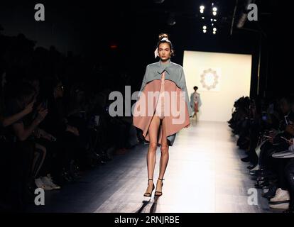 (170210) -- NEW YORK, 10. Februar 2017 -- Ein Modell präsentiert eine Kreation von LANYU während der New York Fashion Week in New York, USA, am 10. Februar 2017. ) U.S.-NEW YORK-FASHION WEEK-LANYU WuxRong PUBLICATIONxNOTxINxCHN 170210 New York Feb 10 2017 ein Model präsentiert eine Schöpfung von Lanyu während der New York Fashion Week in New York die Vereinigten Staaten AM 10. Februar 2017 US New York Fashion Week Lanyu WuxRong PUBLICATIONxNOTxINxCHN Stockfoto