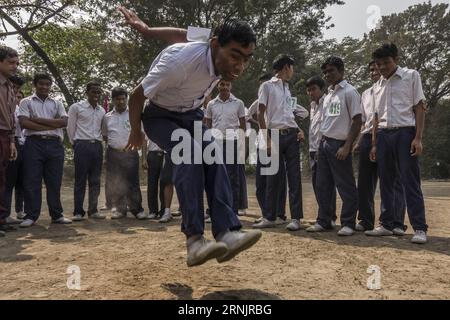 (170210) -- KOLKATA, 10. Februar 2017 -- ein indischer Blindenschüler nimmt an einer jährlichen Sportveranstaltung Teil, die von der Lighthouse School in Kolkata, der Hauptstadt des ostindischen Bundesstaates Westbengalen, am 10. Februar 2017 organisiert wird. ) (lrz) INDIA-KOLKATA-BLINDS SPORTS TumpaxMondal PUBLICATIONxNOTxINxCHN 170210 Kolkata Feb 10 2017 to Indian Blind Student nimmt an der jährlichen Sportveranstaltung Teil, die von der Lighthouse School in Kolkata, Hauptstadt des östlichen indischen Bundesstaates WESTBENGALEN, organisiert wird Feb 10 2017 lrz India Kolkata blinds Sports TumpaxMondal PUICATIONxCHINxN Stockfoto