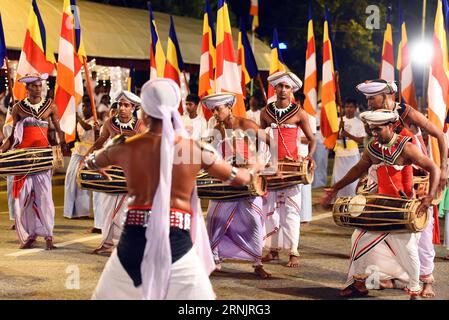 COLOMBO, 10. Februar 2017 - traditionelle Kandyan-Tänzer treten während des Navam Perahera Festivals in Colombo, Sri Lanka, 10. Februar 2017 auf. Eine große Festparade, die Navam Perahera genannt wird, wird jährlich im Februar in Sri Lanka gefeiert und zeigt die reiche religiöse und kulturelle Tradition des Insellandes. ) SRI LANKA-COLOMBO-FESTIVAL PARADE GayanxSameera PUBLICATIONxNOTxINxCHN Colombo 10. Februar 2017 traditionelle Kandyan-Tänzer treten während des Pera Hera Festivals in Colombo auf Sri Lanka 10. Februar 2017 eine große Festival Parade, die DEN Namen Pera Hera trägt, WIRD jährlich im Februar in Sri gefeiert Stockfoto