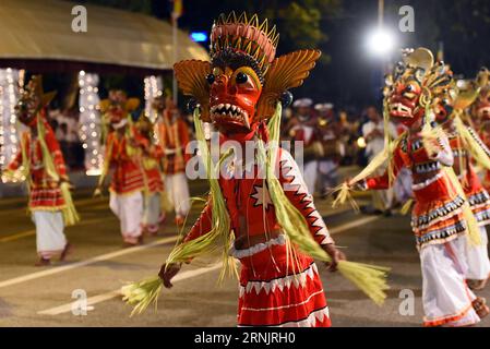 COLOMBO, 10. Februar 2017 - traditionelle Kandyan-Tänzer treten während des Navam Perahera Festivals in Colombo, Sri Lanka, 10. Februar 2017 auf. Eine große Festparade, die Navam Perahera genannt wird, wird jährlich im Februar in Sri Lanka gefeiert und zeigt die reiche religiöse und kulturelle Tradition des Insellandes. ) SRI LANKA-COLOMBO-FESTIVAL PARADE GayanxSameera PUBLICATIONxNOTxINxCHN Colombo 10. Februar 2017 traditionelle Kandyan-Tänzer treten während des Pera Hera Festivals in Colombo auf Sri Lanka 10. Februar 2017 eine große Festival Parade, die DEN Namen Pera Hera trägt, WIRD jährlich im Februar in Sri gefeiert Stockfoto