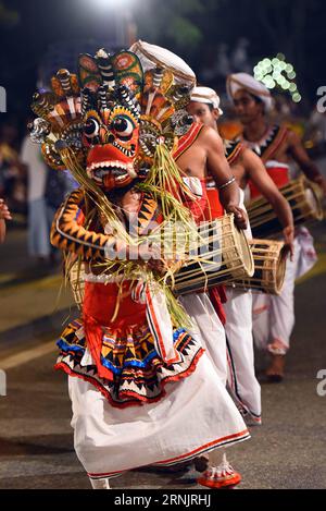 COLOMBO, 10. Februar 2017 - traditionelle Kandyan-Tänzer treten während des Navam Perahera Festivals in Colombo, Sri Lanka, 10. Februar 2017 auf. Eine große Festparade, die Navam Perahera genannt wird, wird jährlich im Februar in Sri Lanka gefeiert und zeigt die reiche religiöse und kulturelle Tradition des Insellandes. ) SRI LANKA-COLOMBO-FESTIVAL PARADE GayanxSameera PUBLICATIONxNOTxINxCHN Colombo 10. Februar 2017 traditionelle Kandyan-Tänzer treten während des Pera Hera Festivals in Colombo auf Sri Lanka 10. Februar 2017 eine große Festival Parade, die DEN Namen Pera Hera trägt, WIRD jährlich im Februar in Sri gefeiert Stockfoto