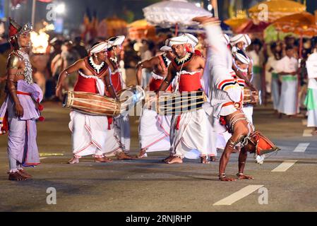 COLOMBO, 10. Februar 2017 - traditionelle Kandyan-Tänzer treten während des Navam Perahera Festivals in Colombo, Sri Lanka, 10. Februar 2017 auf. Eine große Festparade, die Navam Perahera genannt wird, wird jährlich im Februar in Sri Lanka gefeiert und zeigt die reiche religiöse und kulturelle Tradition des Insellandes. ) SRI LANKA-COLOMBO-FESTIVAL PARADE GayanxSameera PUBLICATIONxNOTxINxCHN Colombo 10. Februar 2017 traditionelle Kandyan-Tänzer treten während des Pera Hera Festivals in Colombo auf Sri Lanka 10. Februar 2017 eine große Festival Parade, die DEN Namen Pera Hera trägt, WIRD jährlich im Februar in Sri gefeiert Stockfoto